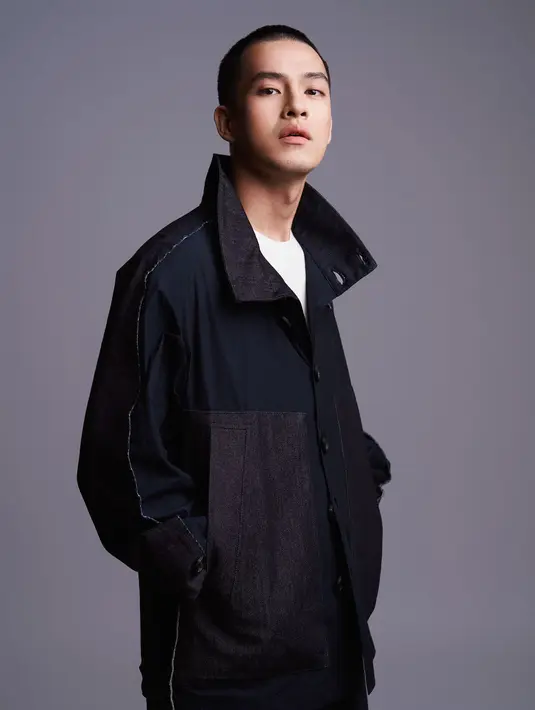 Morgan Oey tak dapat menutupi antusiasnya terhadap proyek musikal Cek Toko Sebelah. “Saya sudah menonton filmnya. Jatuh hati pada penokohan dan ceritanya yang utuh sekaligus rapi. Di film enggak ada musikalnya sama sekali. Karenanya, saya bertanya-tanya apa jadinya saat Cek Toko Sebelah dijadikan pertunjukan musikal,” cetus bintang serial Cinta Cenat-Cenut. (Foto: Dok. Manajemen Avatara88)