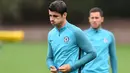 Penyerang Chelsea, Alvaro Morata menendang bola saat mengikuti sesi latihan di London, Inggris (17/10). Chelsea akan bertanding melawan wakil Italia, AS Roma pada grup C Liga Champions. (AFP Photo/Glyn Kirk)