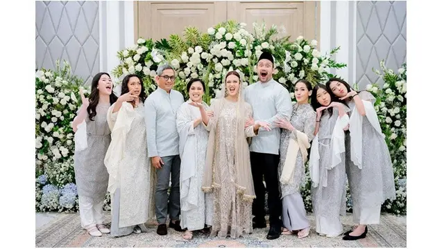 6 Potret Pengajian Pranikah Putri Sulung Tora Sudiro, Kompak dengan Mantan Istri
