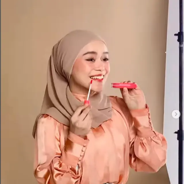 Penampilannya Selalu Stylish, 6 Gaya Hijab Lesty Kejora Ini Pernah Jadi Sorotan