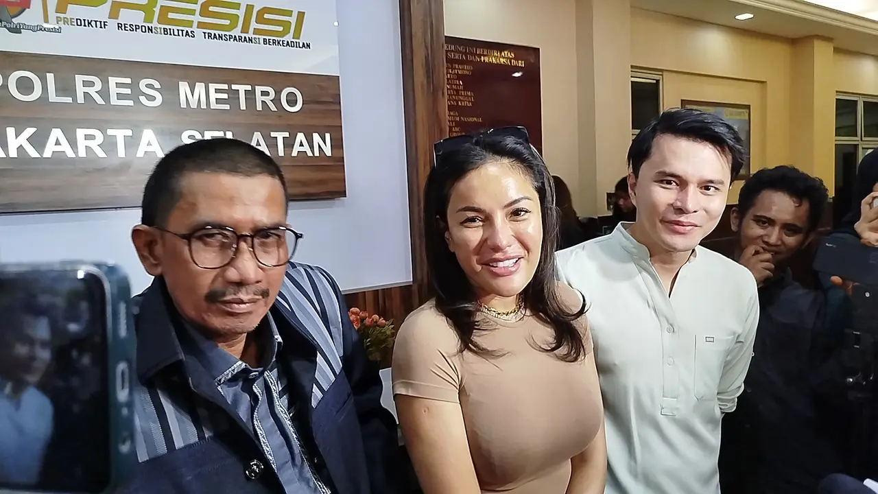 Artis Nikita Mirzani penuhi panggilan sebagai saksi atas kasus dugaan pencabulan dan aborsi ilegal yang menyeret TikToker Vadel Badjideh (Liputan6.com/Ady Anugarhadi)