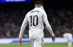 Penyerang Real Madrid, Kylian Mbappe, tampak kecewa setelah timnya menyerah 0-2 dari Celta Vigo pada laga pekan ke-15 La Liga di Santiago Bernabeu, Senin (8/12/2025) dini hari WIB. (AFP/Thomas COEX)