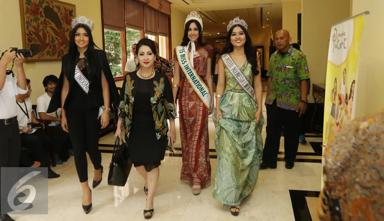 Miss Internasional 2015, Edymar Martinez berjalan bersama Ketua Dewan Pembina Yayasan Puteri Indonesia, Putri K.Wardani saat jumpa pres kunjungan Miss Internasional 2015 di Jakarta pusat, Jumat (19/2). (Liputan6.com/Herman Zakharia)