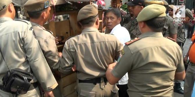VIDEO: Razia PKL, Pedagang Mi Mengamuk