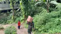 Pastikan Bantuan Sampai ke Desa, TNI Jalan Kaki Distribusikan Logistik Warga Terdampak Bencana