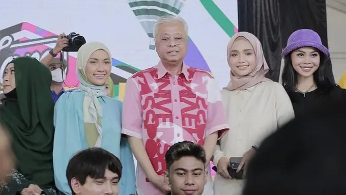 Gaya Busana PM Malaysia di Acara Karnaval Rakyat Dikritik, Pakai Kemeja Burberry Seharga Rp23 Juta