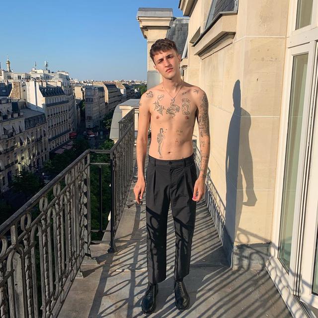 6 Pesona Anwar Hadid Adik Gigi Hadid Yang Dikabarkan Pindah Agama Hot Liputan6 Com