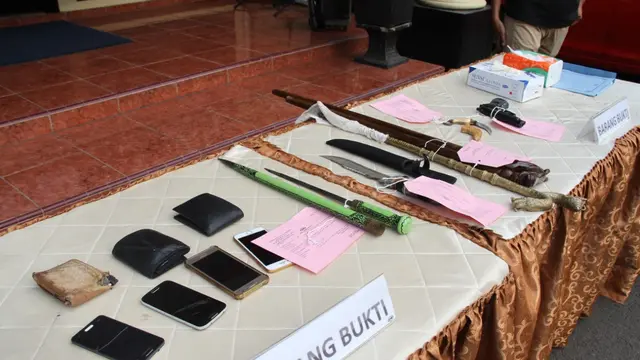 Polisi mengungkap kasus premanisme di Jakarta Barat, Kamis (28/11/2019). (foto: dok Polres Metro Jakarta Barat)