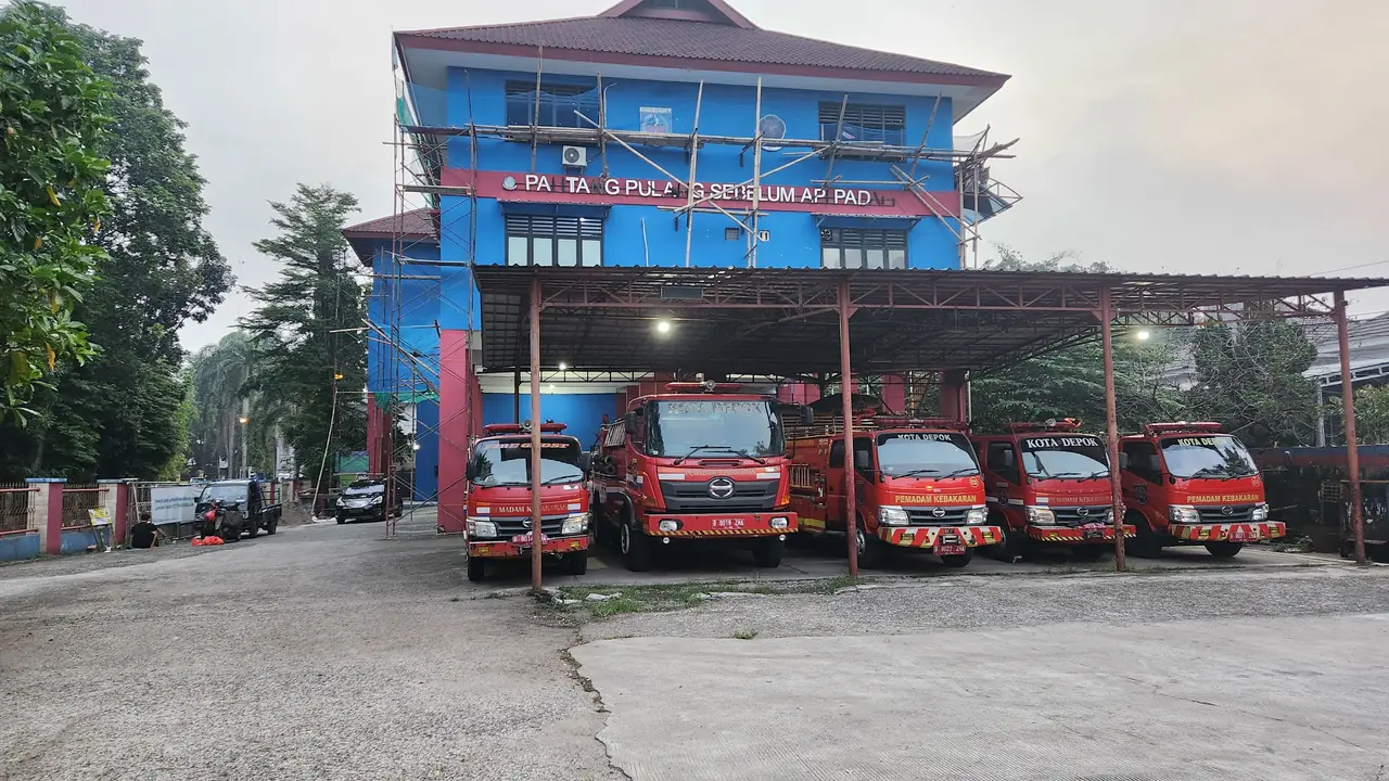 Kendaraan milik DPKP Kota Depok yang terparkir di Mako DPKP (Liputan6.com/Dicky Agung Prihanto)