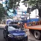 Belum diketahui penyebab truk pecah ban hingga mengakibatkan besi tumpah ke ruas Jalan TB Simatupang. (TMC Polda Metro Jaya)
