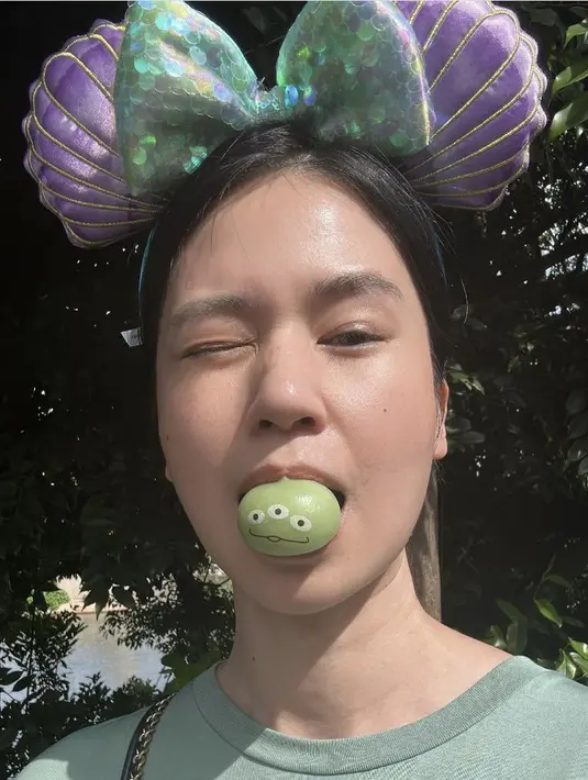 Laura tampil dengan tanpa makeup saat bermain di Disneyland sambil mengenakan bondu pitanya.(@laurabas)