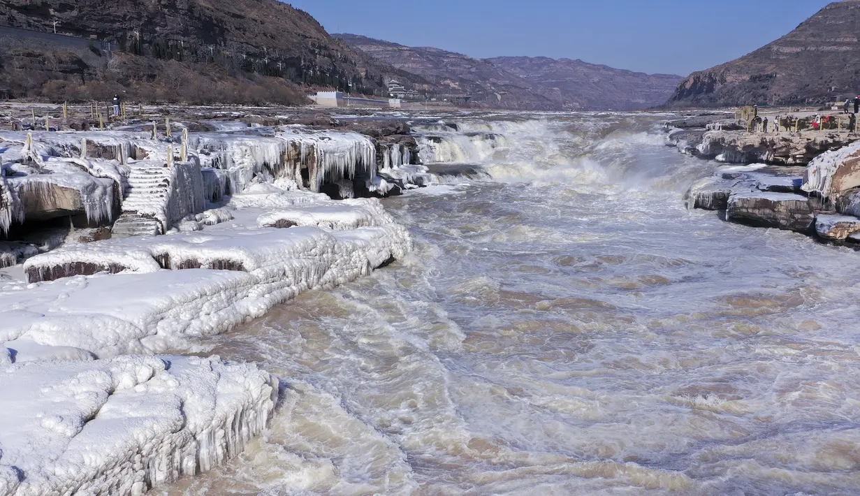 Foto dari udara pada 16 Desember 2020 memperlihatkan pemandangan musim dingin di tempat wisata Air Terjun Hukou di Provinsi Shaanxi, China. Air terjun Hukou menyuguhkan pemandangan musim dingin nan spektakuler saat suhu udara terus turun dalam beberapa hari terakhir. (Xinhua/Tao Ming)