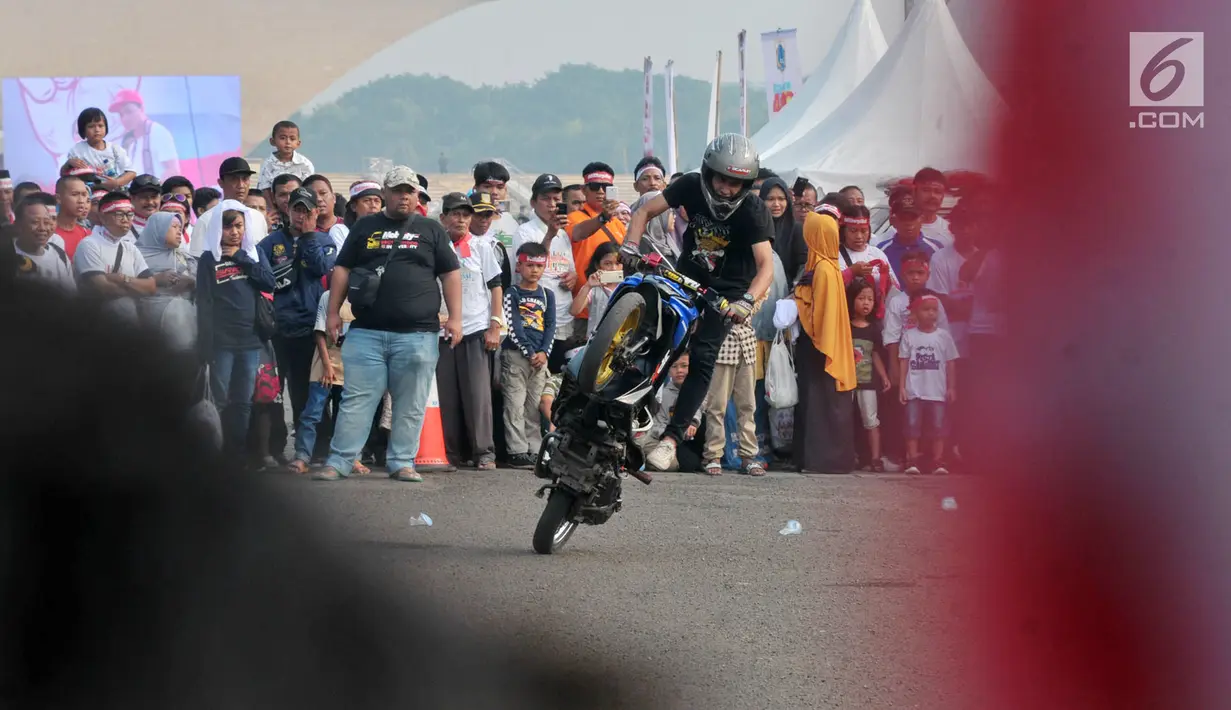 Freestyler melakukan atraksi freestyle sepeda motor saat memeriahkan Festival Damai Millenial Road Safety di Monas, Jakarta, Minggu (23/6/2019). Festival ini menyosialisasikan disiplin berlalu lintas serta merajut persatuan dan kesatuan, khususnya generasi millienial. (merdeka.com/Iqbal Nugroho)