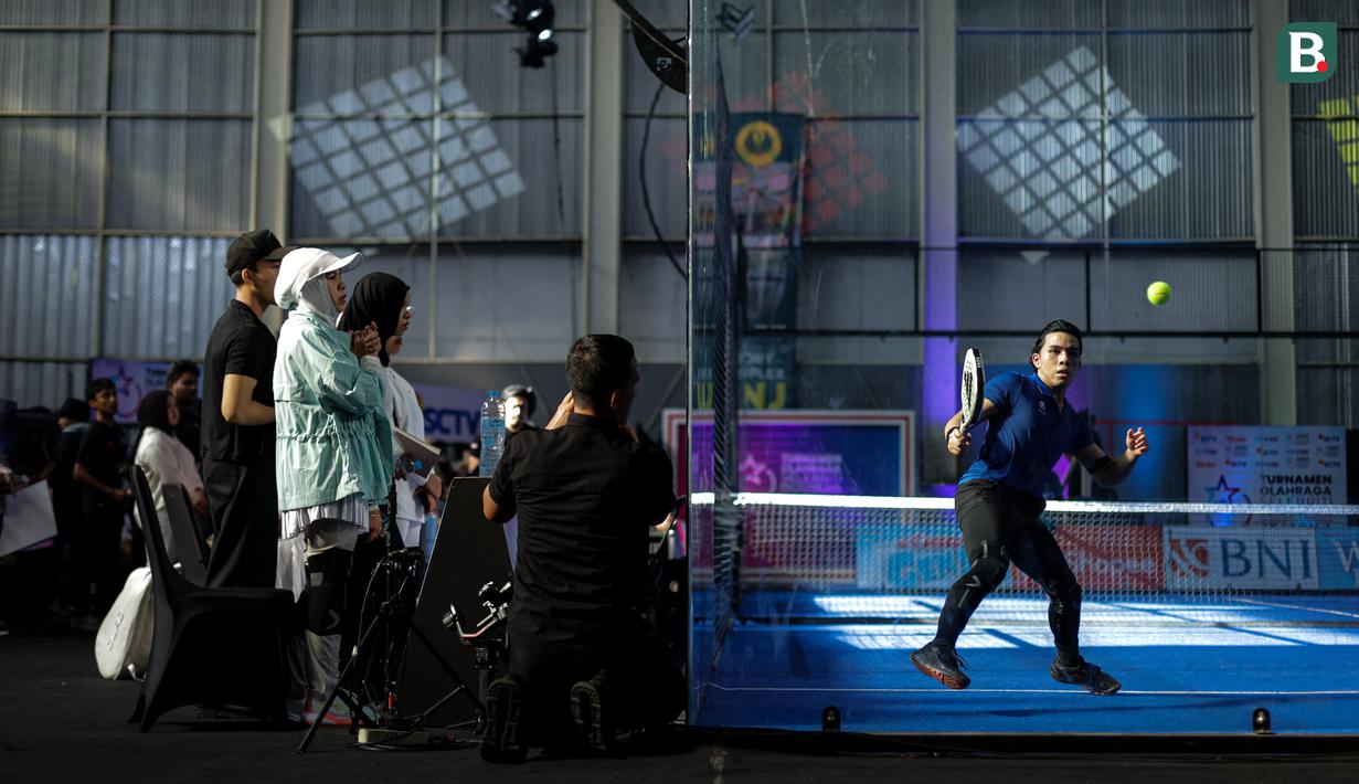 <p>Selebritas Indonesia, Saih Halilintar berusaha mengembalikan bola ke arah pasangan Raffi Ahmad dan Thoriq Halilintar dalam laga final ganda putra padel Turnamen Olahraga Selebriti Indonesia (TOSI) Season 4 di GOR UNJ, Rawamangun, Minggu (09/11/2025). (Bola.com/Bagaskara Lazuardi)</p>