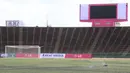 Suasana tampak dalam dari Stadion National Olympic di Phnom Penh, Rabu (20/2). Stadion ini menjadi salah satu venue yang menggelar laga Piala AFF U-22 2019. (Bola.com/Zulfirdaus Harahap)