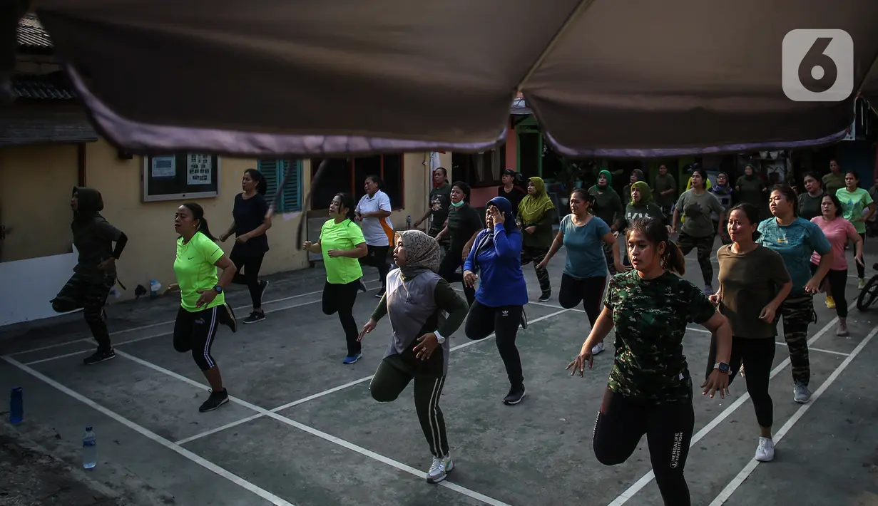 Sejumlah perempuan mengikuti senam bersama di sebuah lapangan kawasan Jakarta, Rabu (25/8/2021). Untuk menjaga tubuh tetap sehat dan imun yang terjaga di kala pandemi, warga melakukan senam rutin yang dipimpin instruktur seminggu sekali. (Liputan6.com/Johan Tallo)