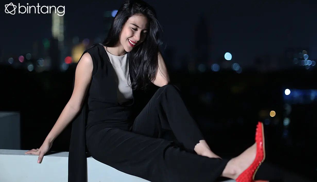 Adinda Thomas merasakan sulitnya perjalanan untuk sampai ke titik yang sekarang ia rasakan. Pada awalnya wanita asal Bandung ini sering membolos kuliah untuk melakukan casting, tak sedikit pula ia mengalami penolakan. (Nurwahyunan/Bintang.com)