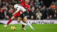 Gelandang Liverpool, Alexis Mac Allister, dalam alga kontra Luton Town di Anfield, Jumat (22/2/2024) dini hari WIB. (Paul ELLIS / AFP)