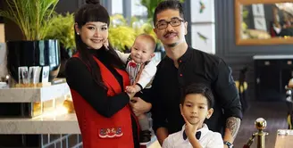 Alena Wu merayakan Imlek 2018 bersama suami dan kedua buah hatinya. Ia dan sang suami terlihat kompak mengenakan busana warna hitam yang dipadu dengan warna merah. (Foto: instagram.com/alena_wu)