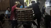 Penjual merapikan telur ayam di atas sepeda motor di toko kawasan Cirendeu, Jakarta Selatan, Selasa (7/6/2022). Harga telur ayam kini masih terbilang tinggi bahkan hampir mencapai Rp 30 ribu per kg. (Liputan6.com/Johan Tallo)