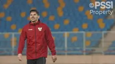 Pemain Timnas Indonesia, Sandy Walsh saat melakukan latihan di bawah guyuran hujan menjelang laga Kualifikasi Piala Dunia 2026 melawan China yang berlangsung di Stadion Qingdao Tiantai, China pada Minggu (13/10/2024) malam waktu setempat. (Dok. PSSI)