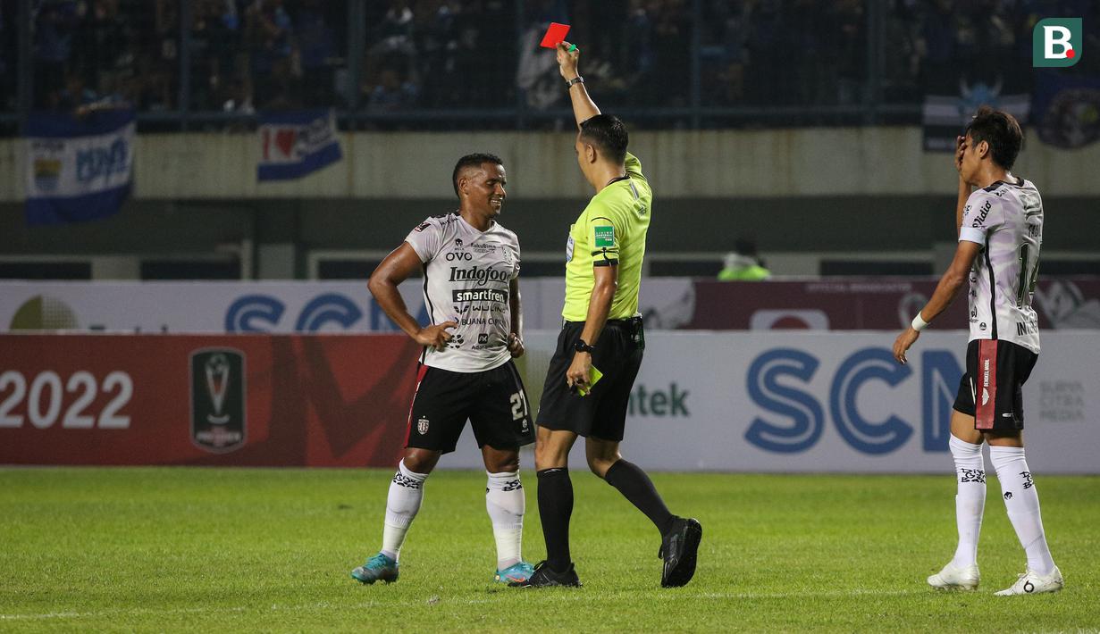 Pemain Bali United, Eber Bessa mendapatkan kartu merah dari wasit saat babak penyisihan Grup C Piala Presiden 2022 antara Persib Bandung melawan Bali United FC di Stadion Gelora Bandung Lautan Api, Bandung, Minggu (12/06/2022). (Bola.com/Bagaskara Lazuardi)