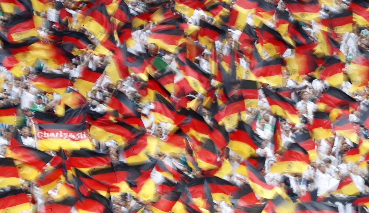 Suporter Jerman mengibarkan bendera saat melawan Meksiko pada laga Grup F Piala Dunia di Stadion Luzhniki, Moskow, Minggu (17/6/2018). Meksiko menang 1-0 atas Jerman. (AP/Antonio Calanni)