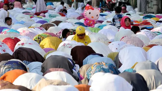 Umat Muslim menggelar salat Idulfitri.