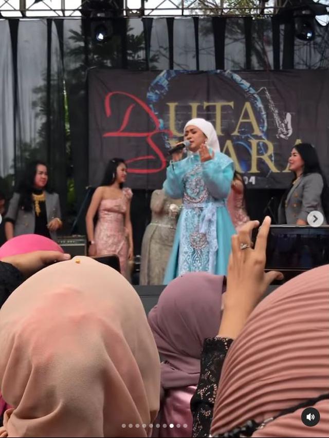 6 Potret Ikke Nurjanah Manggung di Acara Hajatan Pernikahan, Tampil Sederhana