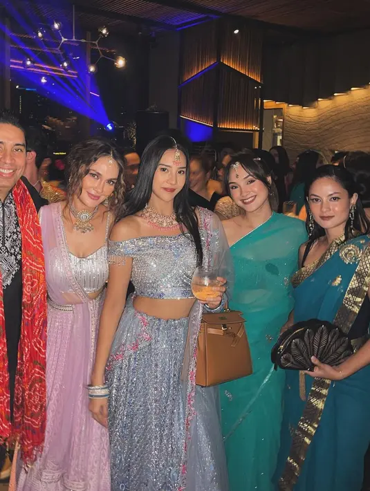 Hadir juga artis cantik Caitlin Halderman yang mengenakan balutan kain warna hijau dengan pundak sebelah kanan terbuka. [Instagram/anyareldine]