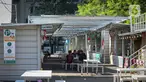 Pengunjung menikmati kuliner di kawasan Thamrin 10, Jakarta, Senin (7/9/2020). Sejumlah gerai UMKM masih tampak sepi pengunjung saat masa perpanjang PSBB di kawasan DKI Jakarta. (Liputan6.com/Faizal Fanani)
