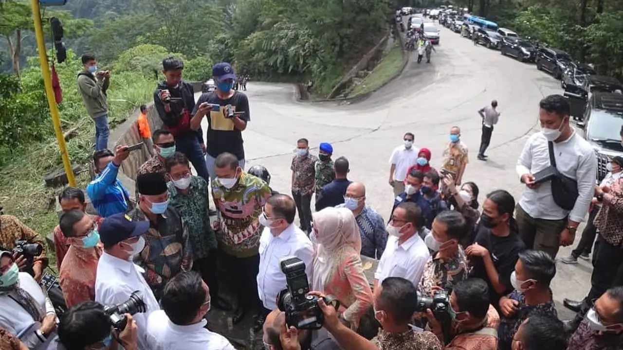 Menteri PPN/Bappenas meninjau lokasi pembangunan fly over Sitinjau Lauik Padang.