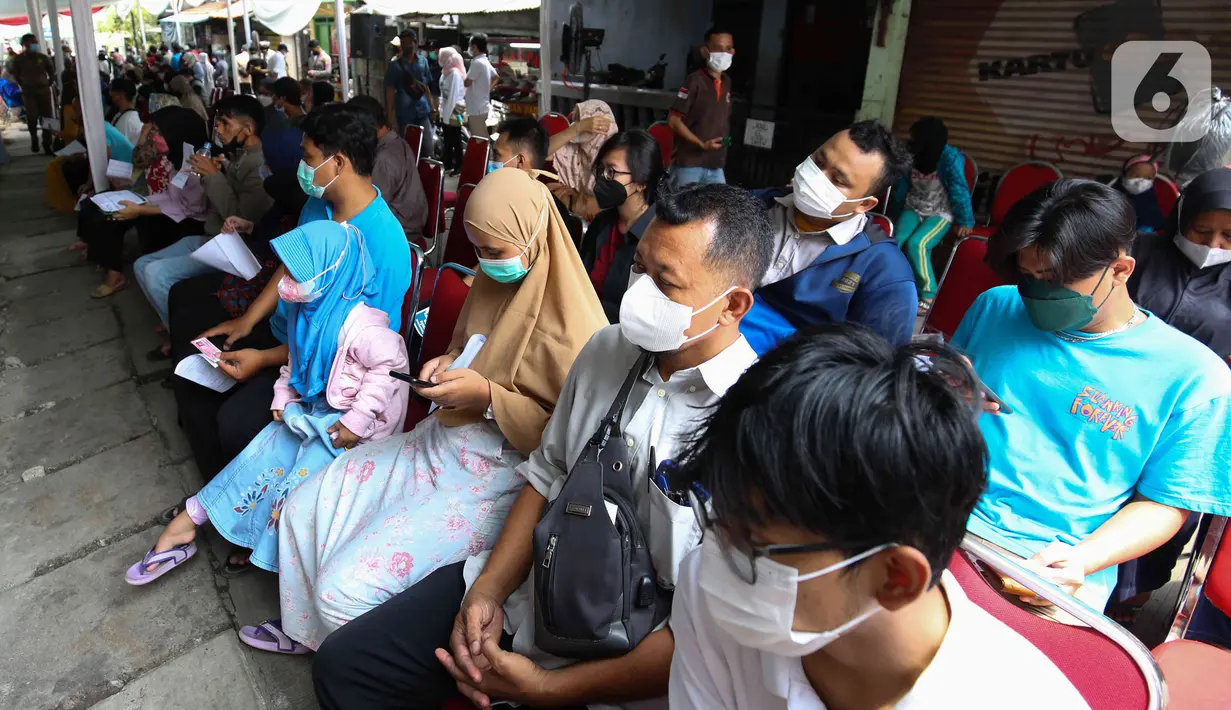 Warga menunggu saat pelaksanaan vaksinasi COVID-19 di kawasan Pancoran, Jakarta (29/3/2022). Pemprov DKI Jakarta akan meningkatkan sentra vaksinasi jelang Ramadhan, hal itu dilakukan untuk meningkatkan percepatan vaksinasi booster sebagai syarat mudik 2022.(Liputan6.com/Herman Zakharia)