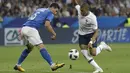 Pemain Prancis, Kylian Mbappe (kanan) berebut bola dengan pemain Italia, Mattia Caldara pada laga uji coba di Allianz Riviera stadium, Nice, (1/6/2018). Prancis menang 3-1. (AP/Claude Paris)