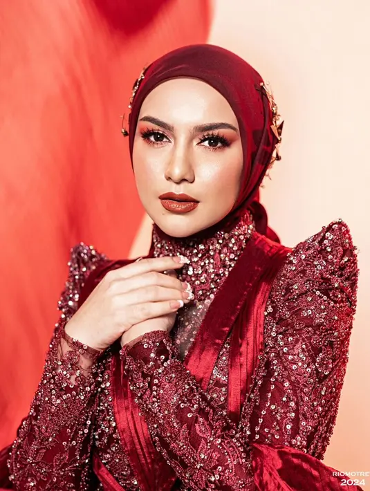 Perayaan 17 Agustus identik dengan nuansa merah. Bisa pilih makeup monokromatik merah seperti tampilan Irish Bella satu ini. [@riomotret]