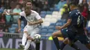 Striker Real Madrid, Karim Benzema, melepaskan tendangan saat melawan Levante pada laga La Liga Spanyol di Stadion Santiago Bernabeu, Madrid, Sabtu (14/9). Madrid menang 3-2 atas Levante. (AFP/Curto De La Torre)
