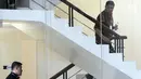 Mantan Bupati Buton Laode Muhammad Sjafei Kahar menaiki tangga untuk menjalani pemeriksaan di gedung KPK, Jakarta, Rabu (17/7). Sjafei Kahar diperiksa sebagai saksi untuk tersangka Tony Kongres. (Merdeka.com/Dwi Narwoko)