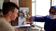 Gelandang Barito Putra asal Serbia, Danilo Sekulic, menjalani screening suhu tubuh di RS Sari Mulia, Banjarmasin. (Dokumentasi Barito Putra/Gatot Susetyo)