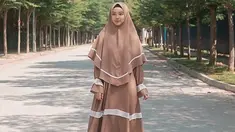 Lindswell Kwok menjalani Ramadan pertamanya bersama sang suami. Ia memutuskan untuk menjadi mualaf dan berhijab saat kabar pernikahan atlet wushu ini tersebar di berbagai media. (Liputan6.com/IG/@lindswell_k)