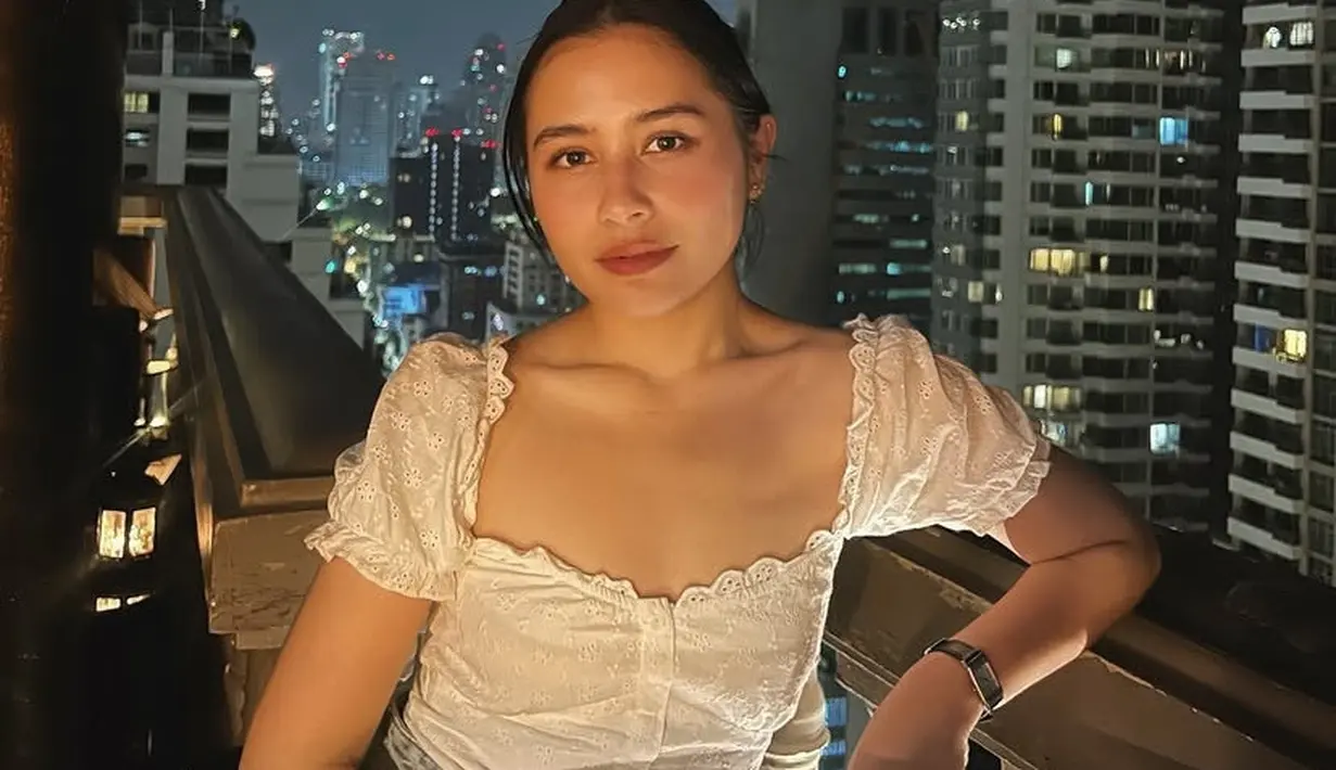 Menikmati keindahan Bangkok, Thailand, Prilly tampil dengan feminim kasual. Ia mengenakan atasan putih kerah square lengan pump. Dipadukan celana denimnya. [@prillylatuconsina96]