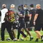 Samuel Kalu tumbang pada pertandingan melawan Marseille, Senin (16/08/2021). (Foto: The Sun)