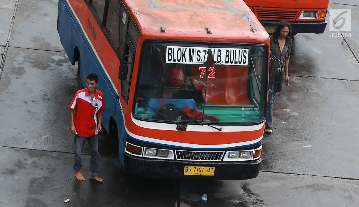 Angkutan Metromini menunggu penumpang di Terminal Blok M, Jakarta, Jumat (12/4). Sebanyak 312 bus sedang yang akan bekerja sama dengan Jak Lingko didapat dari empat operator yaitu Metromini, Kopaja, Kopami, dan Koantas Bima. (Liputan6.com/Immanuel Antonius)