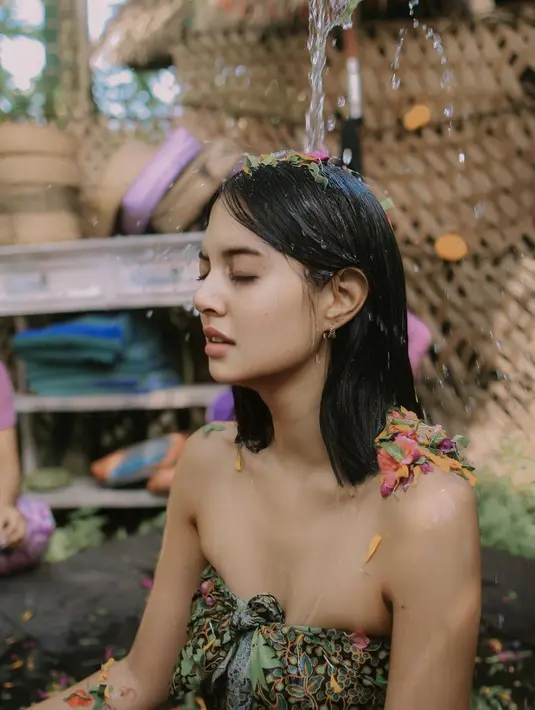 Dengan mengikuti ritual melukat, diharapkan bisa menghilangkan rasa trauma yang selama ini dialami. [Instagram/aurelie]