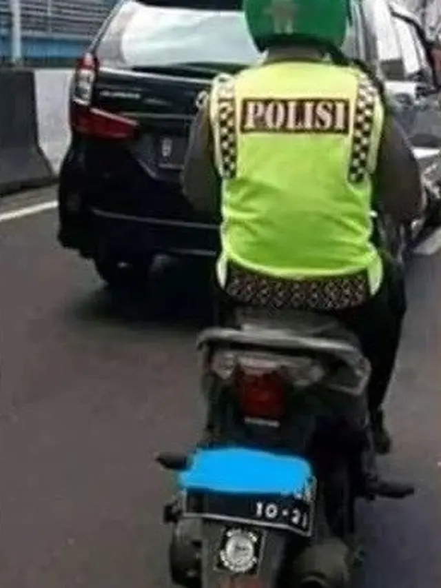 Atribut Driver Ojek Online Ini Bikin Ketawa Geli