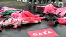 Dalam aksinya, massa menggelar aksi teatrikal dengan berbaring di jalan dengan tubuh dilumuri darah buatan. (Liputan6.com/Herman Zakharia)