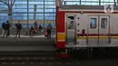 Rangkaian KRL Commuter Line tiba di Stasiun Manggarai, Jakarta, Minggu (26/9/2021). Jalur layang (elevated track) KRL Bogor Line di Stasiun Manggarai yang terdiri dari empat peron bagi penumpang kereta relasi tujuan Jakarta-Bogor. (Liputan6.com/Herman Zakharia)