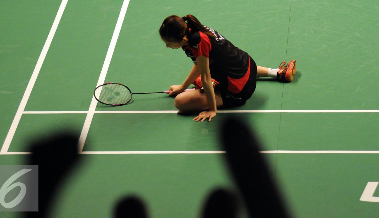 Ganda campuran Korea Selatan, Kim Ha Na terduduk saat laga melawan Tontowi Ahmad/Liliyana Natsir di Total BWF World Championships 2015 di Istora Senayan, Jakarta, Jumat (14/8/2015). Tontowi/Liliyana unggul 21-8. 21-15. (Liputan6.com/Helmi Fithriansyah)
