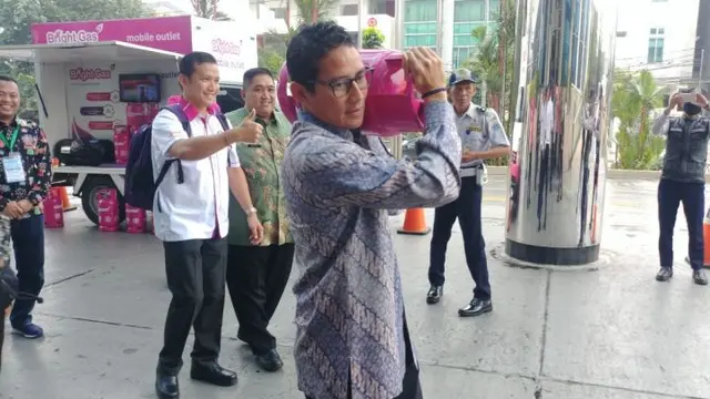 Wakil Gubernur DKI Jakarta Sandiaga Uno membuktikan sendiri ringannya tabung Bright Gas 5,5 kg.