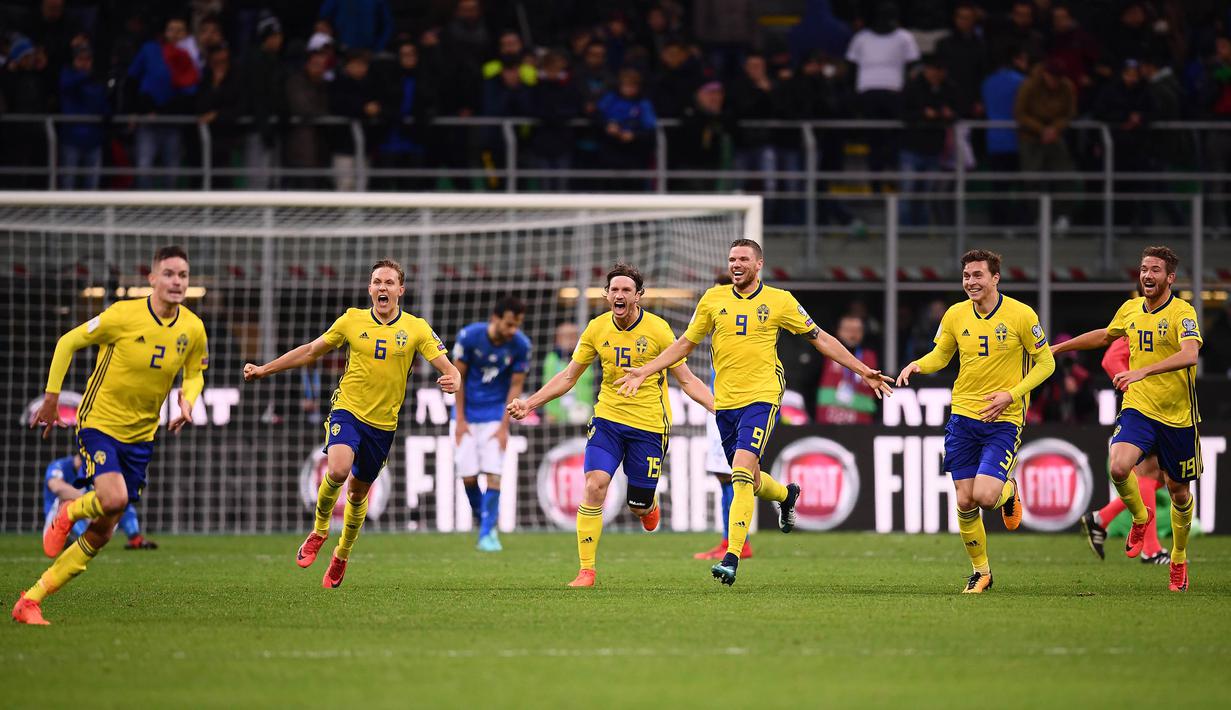 Para pemain Swedia melakukan selebrasi usai memastikan lolos Piala Dunia usai menahan imbang Italia di Stadion Giuseppe Meazza, Senin (13/11/2017). Italia bermain imbang 0-0 dengan Swedia. (AFP/Marco Bertorello)