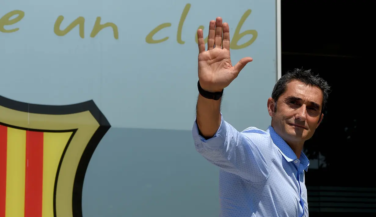 Pelatih baru Barcelona, Ernesto Valverde, diperkenalkan di Stadion Camp Nou, Barcelona, Rabu (31/5/2017). Mantan pelatih Athletic Bilbao ini didaulat menggantikan posisi Luis Enrique. (AFP/Lluis Gene)